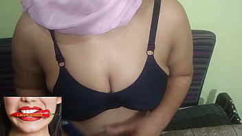 Gadis India Memamerkan Payudara Montoknya