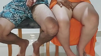 Casada Cachonda Colombiana Se Coge Al Hermanastro Detrás De Su Marido