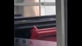 北邮体育馆内激情四射的隐秘门后狂欢