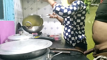 गांव से आई भोली नौकरानी को कुछ पता नहीं था, मालिक ने उसका मासूमियत से फायदा उठाकर उसे चोद डाला