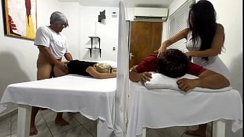 Pijat Pasangan Berujung Istri Dientot Dokter Mesum Di Samping Suaminya Yang Ntr