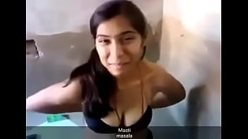 Gadis Desi Seksi Melepaskan Pakaiannya Dengan Penuh Gairah