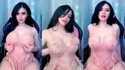 Alondra Bergoyang Dengan Lingerie Tembus Pandang, Remasan Payudara Besar Menggoda