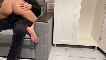 Ibu Tiri Mengintip Anak Tirinya Nonton Bokep Lalu Menggoda Dan Menghisap Kontolnya