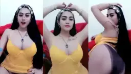 Berlutut, Tante Nadya Menggoyang Pantat Dan Meremas Payudara Besarnya