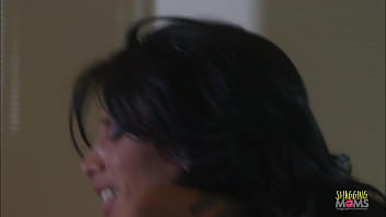 Gadis Berambut Gelap Menunggangi Kontol Keras Dengan Liarnya