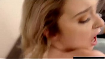 Lexi Lore Mengisap Kontol Kakak Tiri Sementara Ayahnya Jadi Penonton