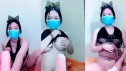 Cici Molly Mengangkang Dan Menggoyangkan Dildo Buah Mangga Yang Menggoda