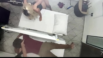 Pijat Pasangan Berujung Mesum, Istri Cantik Dihajar Masajis Di Depan Suami Yang Cuma Bisa Nonton