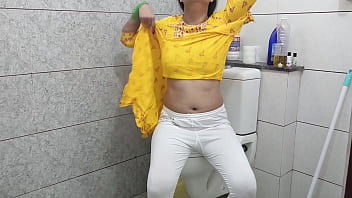 Ibu Tiri India Yang Panas Menggoyang Anak Tirinya Dengan Liar Di Kamar Mandi Dengan Suara Erotis Bahasa Hindi