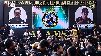 Dua Penyanyi Cantik Menggoyang Panggung Dengan Erotis, Dikelilingi Pria Yang Tergoda