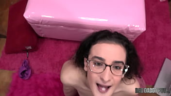 Remaja Brunette Lyra Lockheart Digoyang Dadakan Oleh Ayah Tiri Di Ranjang