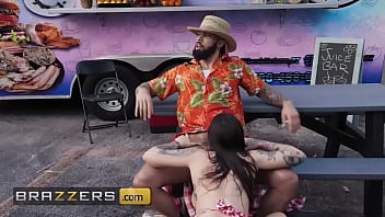 Anna Chambers Beraksi Mesra Di Balik Konter Dan Bercinta Liar Dengan James Angel Di Dalam Food Truck
