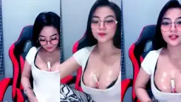 Gadis Berkacamata Bergairah Dengan Belahan Dada Basah Menggoda