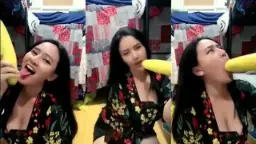 Ochi Berlian Menggoda Payudaranya Sambil Mengisap Mentimun Besar Yang Menggairahkan