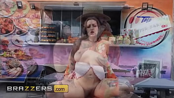 Truk Makanan Ini Menyajikan Bokong Besar Berminyak Anna Chambers / Brazzers / Gunakan Kode Xvpromo Di Situs Resmi Untuk Diskon