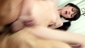 Ayah Bangunkan Putri Tirinya Yang Berusia 18 Tahun Dan Menghamili Lubang Pantatnya