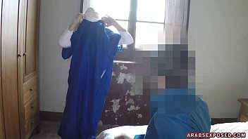 Gadis Arab Cantik Menggoyangnya Dengan Mulut Demi Uang