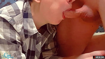 Gadis Manis Bergaun Stoking Mengisap Kontol Kakak Tirinya Saat Ortu Ada Di Rumah, Sampai Muncrat Di Celana Ketatnya