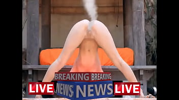 Gadis Tetangga Membungkuk Dan Memperlihatkan Lekuk Tubuhnya Yang Menggoda