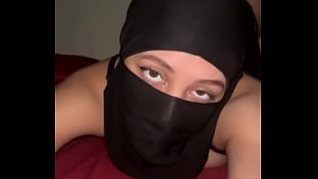 Tampilan Pantat Muslimah Berhijab – Gadis Arab Nakal Menggoyangkan Bokong Dan Memainkan Pantatnya Yang Menggoda