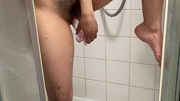 Gadis Arab Amatir Menggila Di Kamar Mandi, Dildo Raksasa Bikin Aku Muncrat Saat Lebaran