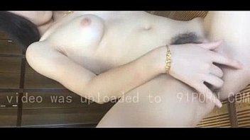 Gadis Tionghoa Manis Berkacamata Yang Sedang Merangsang Dirinya Sendiri