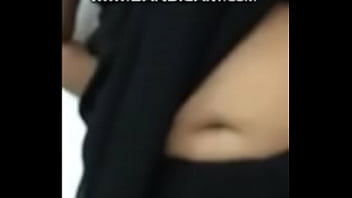 Lekuk Pusar Istri Desi Yang Dalam Dan Menggoda