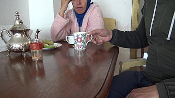 Ibu Tiri Arab Yang Taat Diguyur Sperma Panas Oleh Anak Tirinya Yang Lagi Horny