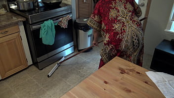 Nyonya Rumah Pembersih Turki Terganggu Saat Majikannya Mengeluarkan Kontol Besar Dan Menidurinya