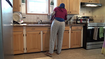 Pembantu Muslim Turki Mengizinkan Bos Ganteng Yang Bergairah Menembus Pantatnya Di Dapur