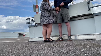 Nyonya Nakal Merentangkan Kakinya Lebar-lebar Dan Membungkuk Untuk Buang Air Kecil Di Area Parkir