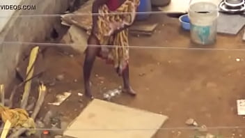 Desi Berdiri Sambil Kencing Dan Memancurkan Air Seni