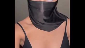 Gadis Arab Berhijab Meremas Dan Mengelus Payudaranya Perlahan – Pemujaannya Pada Buah Dada Dalam Adegan Solo Yang Menggoda