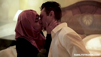 Gadis Muslim Tiru Berpayudara Besar Ella Knox Balas Dendam Ke Ibu Tiri Tegasnya Dengan Menggoda Ayah Tirinya