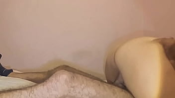 أصوات العاهرة المثيرة وهي تُنكح في طيزها، استمع إلى نساء الشعب