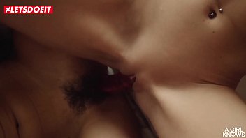 Kakak Tiri Main Gunting-guntingan Saat Orang Tua Pergi!