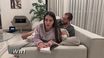 Berbagi Sofa Dengan Adik Tiriku Dan Menghajar Memeknya Tapi Aku Tak Sempat Cabut Kontol Dan Muncrat Di Memek