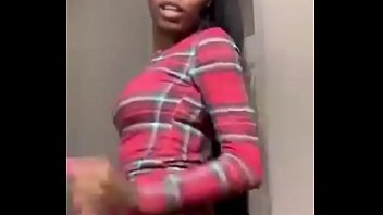 Asian Doll Menggoyangkan Pantat Montoknya Yang Seksi Di Instagram Live Sambil Menyanyikan Lagu Barunya, Dengan Gerakan Mulut Yang Menggoda Dan Memikat.