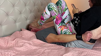 Budak Kaki Tertangkap Di Bawah Telapak Kaki Perempuan Asia Yang Menggoda