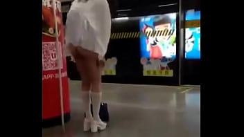 Gadis Asia Di China Cabut Pembalut Di Tempat Umum, Tampil Menggoda