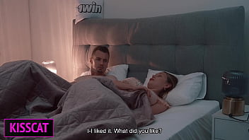 Bangun Pagi, Kontol Anak Tirinya Sudah Ada Di Genggamannya Setelah Bertengkar — Akankah Dia Diberi Facial Di Ranjang Yang Sama?