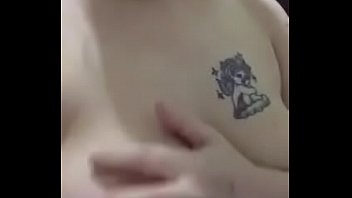 Gadis Tionghoa Dengan Payudara Besar Memuaskan Diri Sendiri Dengan Jarinya