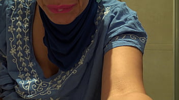 Arab Milf Seksi Dengan Bulu Kemaluan Lebat Sedang Buang Air Kecil