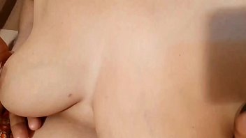 Mohini Menggoda Dengan Menjilati Payudaranya Sendiri Dalam Gerakan Lambat Yang Menggairahkan