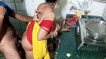 मालिक ने रसोई में 21 साल की फूल जैसी नाजुक कामवाली लड़की को लेकर जमकर चोदा