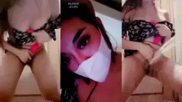 Gadis Manis Semburkan Air Maksimal Di Kamar Mandi Umum Yang Ramai