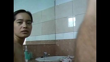 Milf Tiongkok Matang Mengisap Kontol Di Kamar Mandi