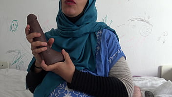 Istri Arab Aljazair Yang Panas Dan Nakal, Tinggal Di Prancis Dan Suka Dikuntit