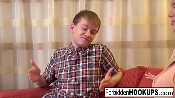 Gadis Berpayudara Besar Melahap Kontol Gendut Saudara Tirinya